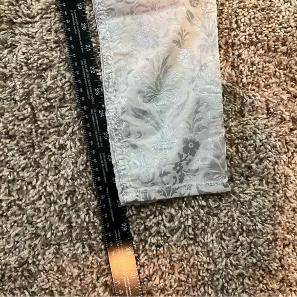 Abercrombie and Fitch Floral Foil Slim Jeans Size 0 Gray / Silver - Picture 6 of 9